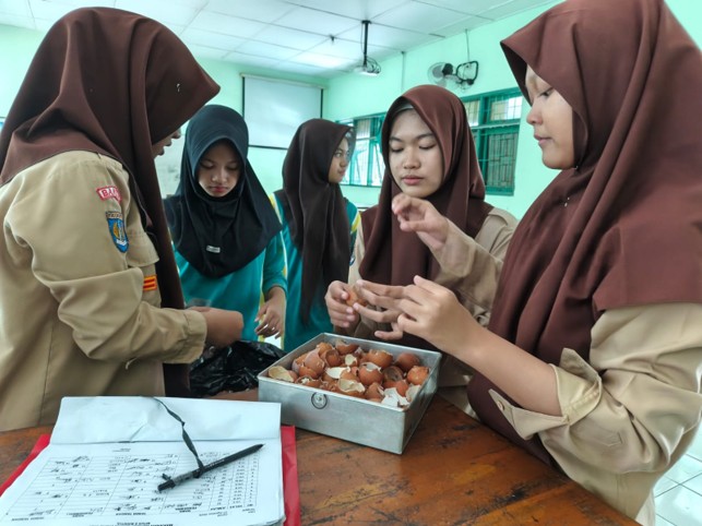 Masuki Tahap Krusial, Murid MTsN 9 Bantul Oven dan Haluskan Cangkang Telur untuk Sabun Cuci Piring Organik